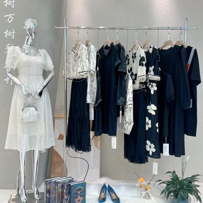 连衣裙专柜：时尚潮流的窗口